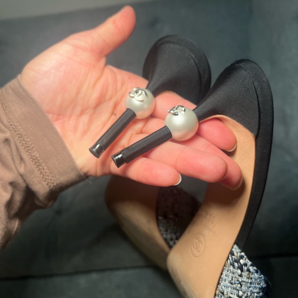 CHANEL Black/Blue Tweed & Grosgrain pointed toe CC Pearl heel Mule - Picture 12 of 14